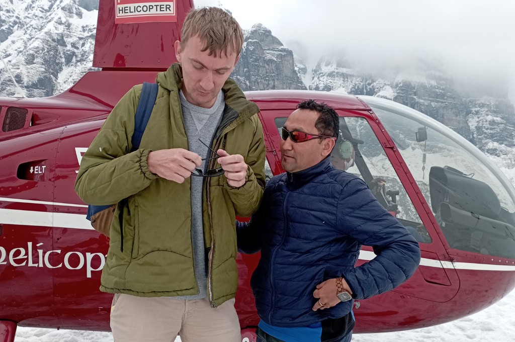 https://admin.yetihikes.com/media/helicopter_tour_in_everest.jpg